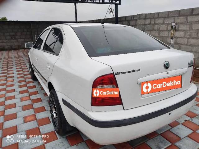 https://images10.gaadi.com/usedcar_image/3581484/original/processed_6ce987e9-a78e-4876-a1c9-e449c8066d65.jpg?imwidth=6402