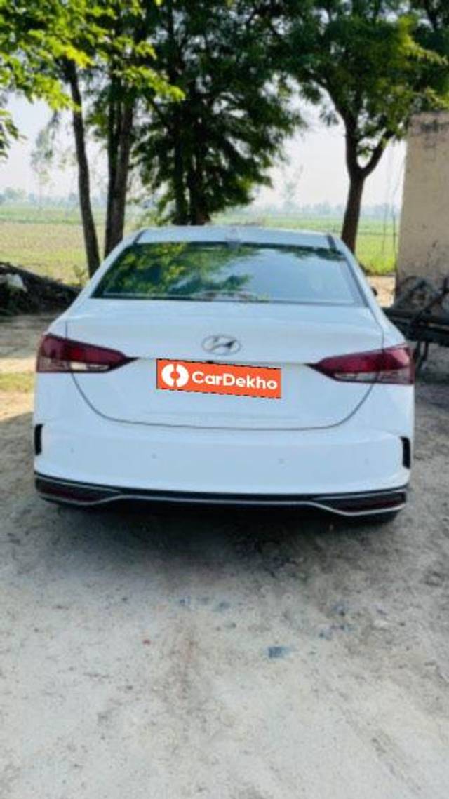 https://images10.gaadi.com/usedcar_image/3581490/original/processed_72341afe-8a74-435e-8afd-7f632553288e.jpeg?imwidth=6402