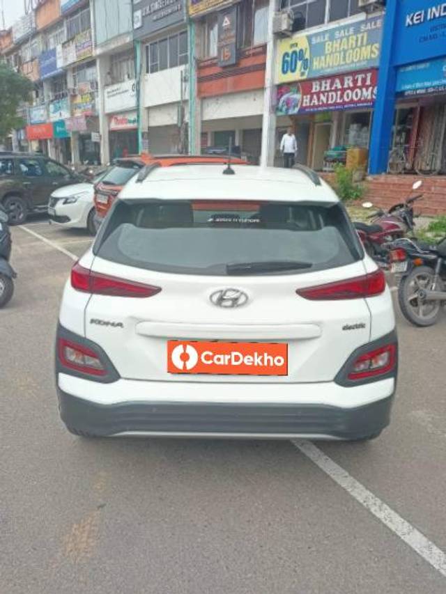 https://images10.gaadi.com/usedcar_image/3581549/original/processed_b8212247-835c-4142-8aa5-f0636ab27bd1.jpeg?imwidth=6401