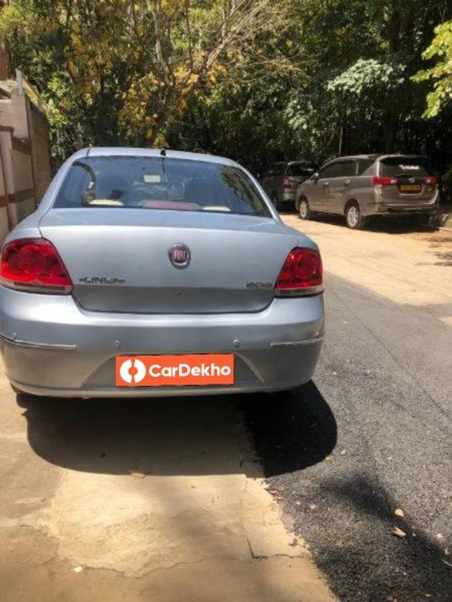 https://images10.gaadi.com/usedcar_image/3581638/original/processed_8e4cf867-ef69-41b7-a825-0f52739968b3.jpg?imwidth=6401