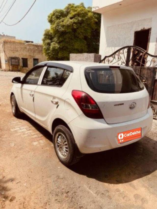 https://images10.gaadi.com/usedcar_image/3581929/original/processed_234d2af6-687f-4534-accb-798d9b61e811.jpeg?imwidth=6402