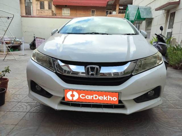 https://images10.gaadi.com/usedcar_image/3582290/original/processed_70889a13-e531-4aa0-b219-016532fd87c5.jpg?imwidth=6402