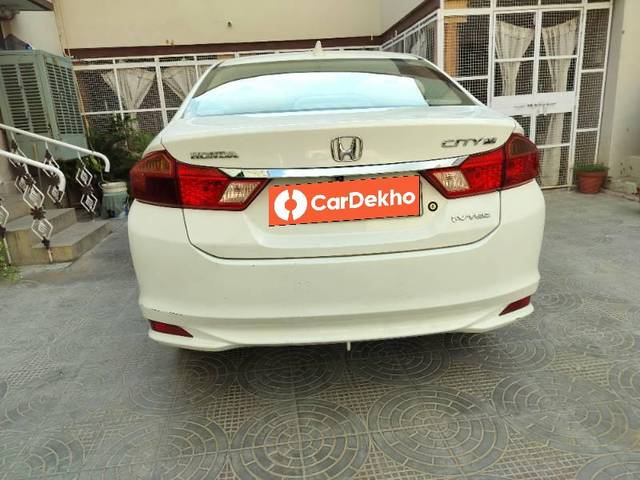 https://images10.gaadi.com/usedcar_image/3582290/original/processed_8fc30538-67c0-4b34-9321-b1a4e756c496.jpg?imwidth=6401