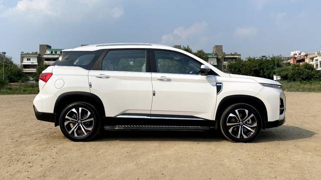 https://images10.gaadi.com/usedcar_image/3583188/original/img2874051__used_car_2874051_1695639215.jpg?imwidth=6402