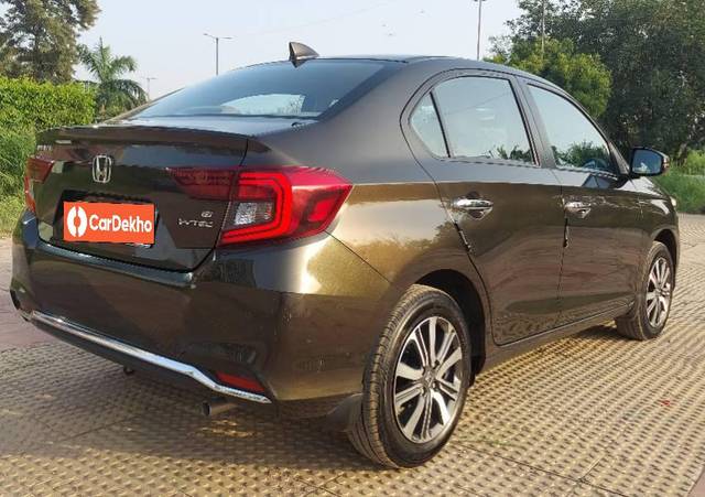 https://images10.gaadi.com/usedcar_image/3583275/original/processed_bdda51ee-b86c-49d1-a64e-4a74d651e4b2.jpg?imwidth=6402