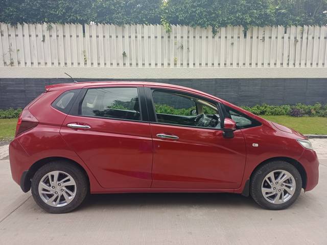 https://images10.gaadi.com/usedcar_image/3583770/original/img2874487__used_car_2874487_1695300099.jpg?imwidth=6401