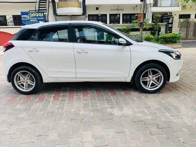 https://images10.gaadi.com/usedcar_image/3583932/original/processed_03268f36-b6c4-4c4a-ac1f-b6bd440b52ea.jpeg?imwidth=6401