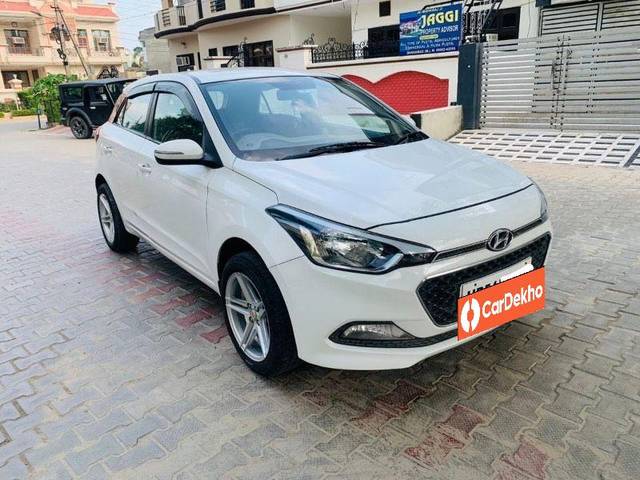 https://images10.gaadi.com/usedcar_image/3583932/original/processed_782bfed0-4bba-4bf9-8e91-b9239b6387e2.jpeg?imwidth=6400