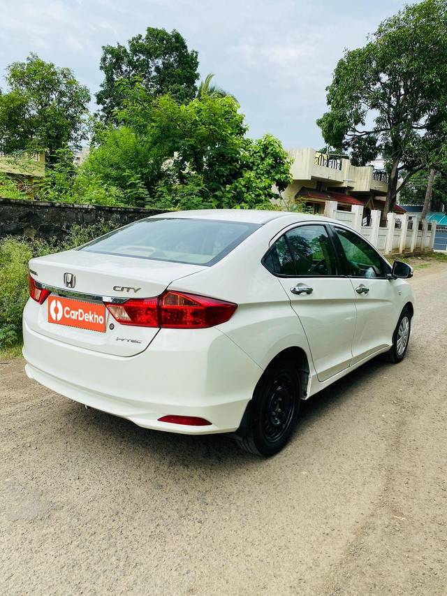 https://images10.gaadi.com/usedcar_image/3584038/original/processed_usedcar_a3102b02_e40d_43e5_9840_1427f60e7f9a_354231695309932_1695309998.jpeg?imwidth=6402
