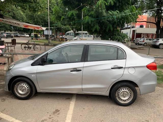 https://images10.gaadi.com/usedcar_image/3585136/original/processed_e3104a2d-3a78-417b-8ebf-ee3841d77cc7.jpg?imwidth=6402
