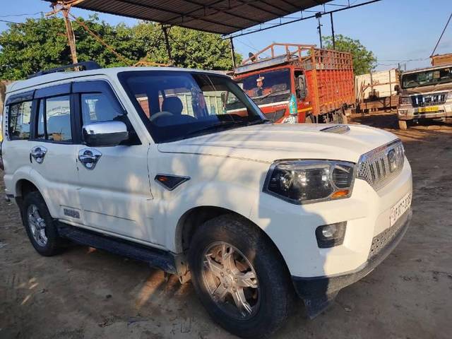 https://images10.gaadi.com/usedcar_image/3585319/original/processed_6aa3d02d-0665-47de-ac9c-fec781f40a44.jpg?imwidth=6400