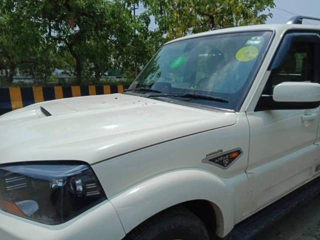 https://images10.gaadi.com/usedcar_image/3585630/original/processed_4750e556-79da-4680-a316-9adce1e96439.jpg?imwidth=6400