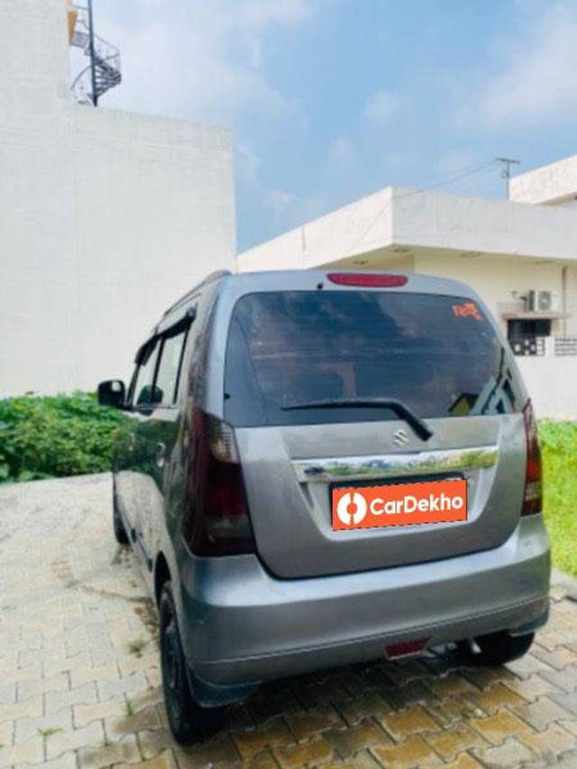 https://images10.gaadi.com/usedcar_image/3585745/original/processed_db62f2c1-f30e-456e-955d-bf6e8067a68f.jpeg?imwidth=6402