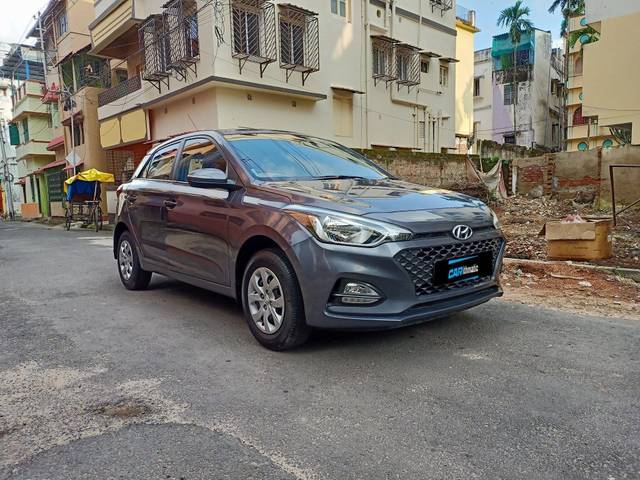 https://images10.gaadi.com/usedcar_image/3585911/original/processed_img2875431__used_car_2875431_1695727347.jpeg?imwidth=6401