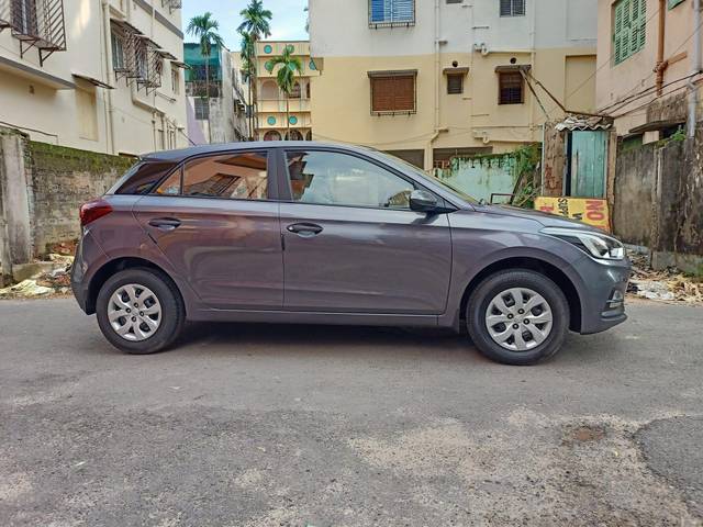 https://images10.gaadi.com/usedcar_image/3585911/original/processed_img2875431__used_car_2875431_1695727425.jpg?imwidth=6402