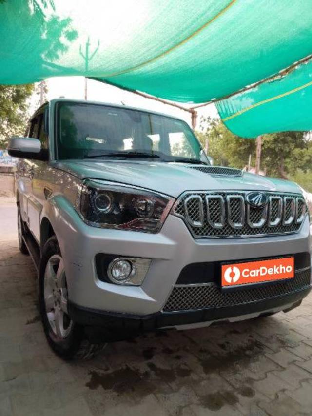 https://images10.gaadi.com/usedcar_image/3586164/original/processed_b8319cf7-81f1-4ace-ade5-6ed60a6ed881.jpg?imwidth=6400