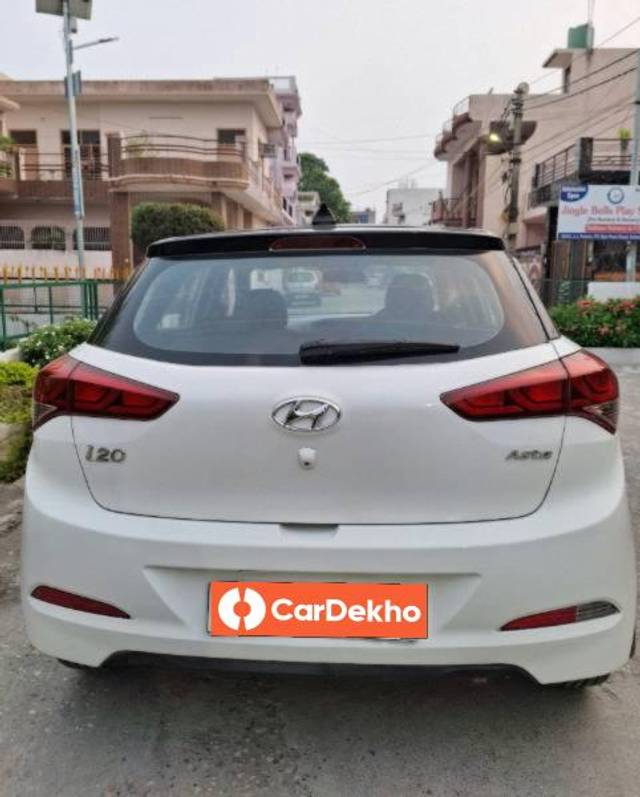 https://images10.gaadi.com/usedcar_image/3586174/original/processed_c88e2c58-70ad-426e-b5b2-72306c1f7e19.jpg?imwidth=6401
