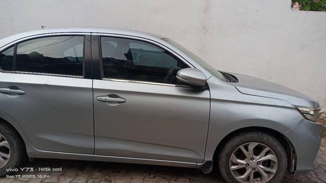https://images10.gaadi.com/usedcar_image/3586450/original/processed_dd76e286-068b-4582-939d-5b199393f47d.jpg?imwidth=6402