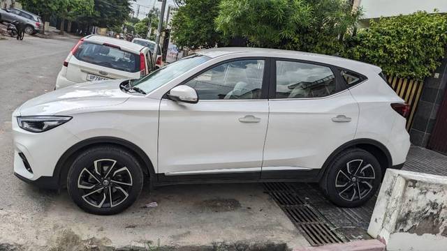 https://images10.gaadi.com/usedcar_image/3586947/original/processed_1787e31f-ea27-4e00-b54d-bccf386f49a7.jpg?imwidth=6402