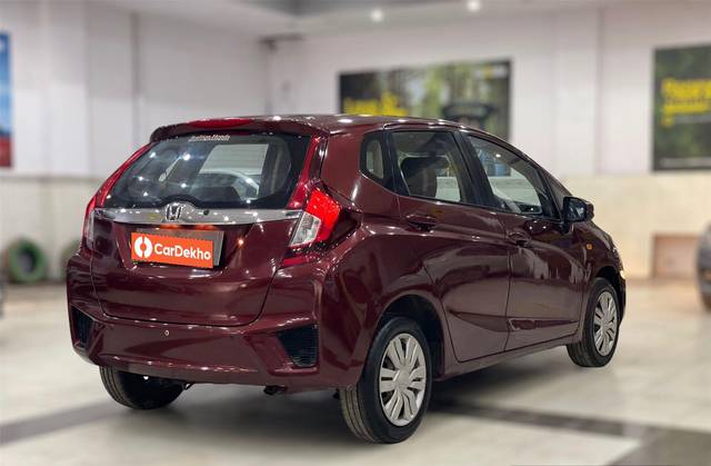 https://images10.gaadi.com/usedcar_image/3587513/original/processed_img2876260__used_car_2876260_1695475255.jpg?imwidth=6402