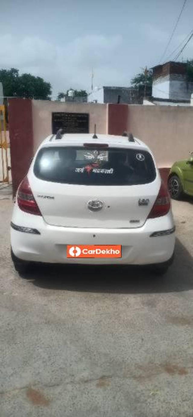 https://images10.gaadi.com/usedcar_image/3587673/original/processed_1e0387fb-ad57-475b-a286-042ad6b6604c.jpg?imwidth=6402