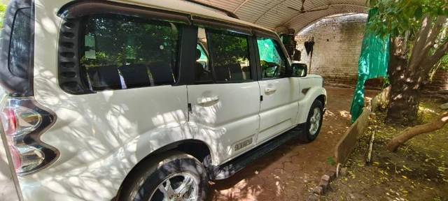 https://images10.gaadi.com/usedcar_image/3588089/original/processed_0fdf86de-fcda-4577-80a5-0f96d176d7eb.jpg?imwidth=6401