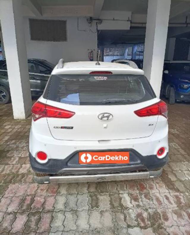 https://images10.gaadi.com/usedcar_image/3588203/original/processed_5ab6ddfc-e554-4b1a-bb3a-7d4352a2c022.jpg?imwidth=6402