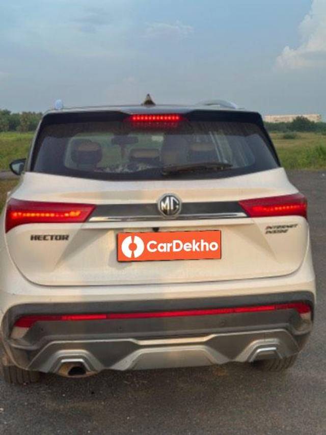 https://images10.gaadi.com/usedcar_image/3588229/original/processed_368e84ac-80af-4e6c-9527-78e0d74d3cad.jpeg?imwidth=6402