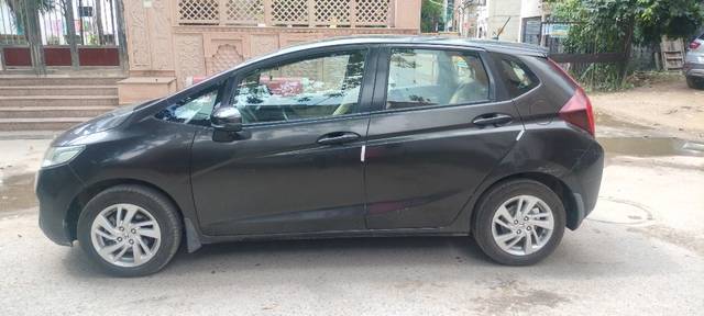 https://images10.gaadi.com/usedcar_image/3588533/original/17__VCC_IMG_1694937823439_1790688_95_1694937863.jpg?imwidth=6402