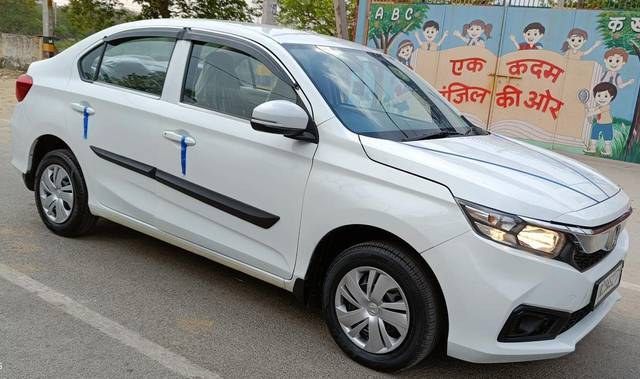 https://images10.gaadi.com/usedcar_image/3588897/original/processed_img2876707__used_car_2876707_1695558916.jpg?imwidth=6400