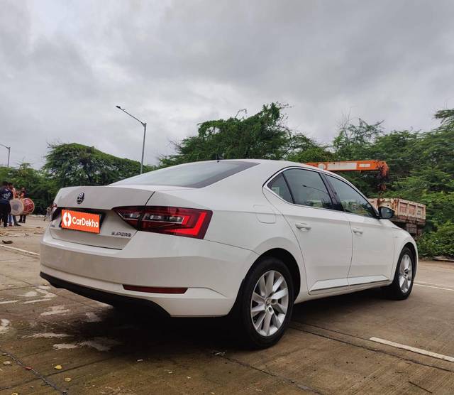 https://images10.gaadi.com/usedcar_image/3588934/original/processed_img2876723__used_car_2876723_1695561534.jpg?imwidth=6402