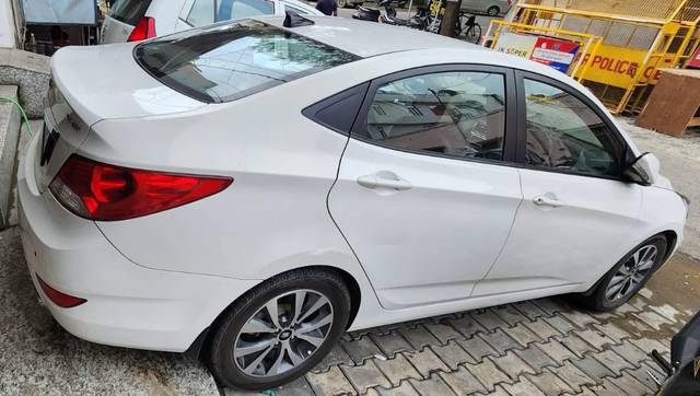 https://images10.gaadi.com/usedcar_image/3590215/original/processed_1e236fef-d9b9-4a41-8a6d-e40bd6780b3b.jpg?imwidth=6401