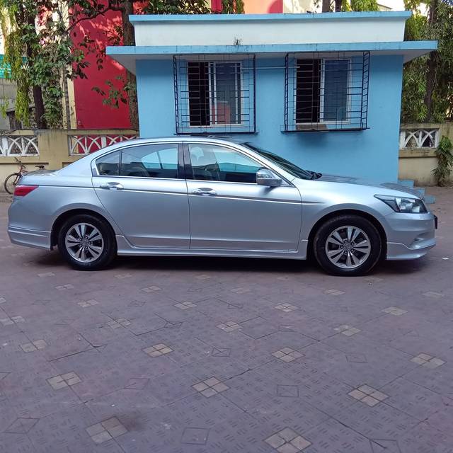 https://images10.gaadi.com/usedcar_image/3590555/original/usedcar_4_42001695647579_1695647727.jpeg?imwidth=6401