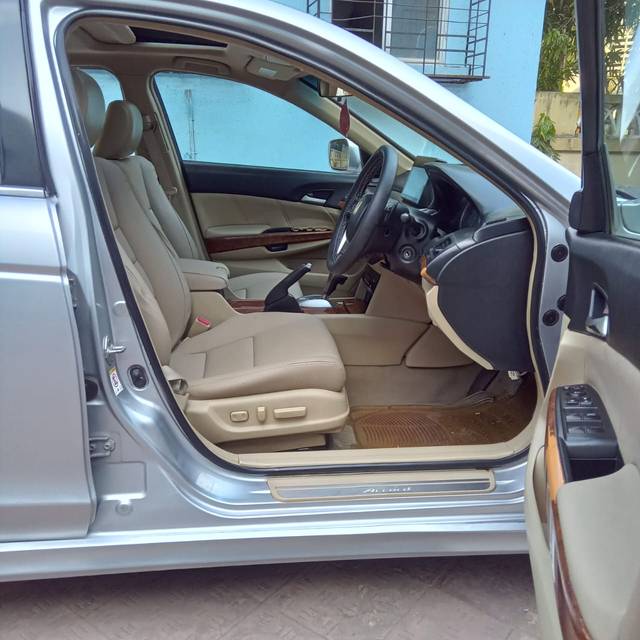 https://images10.gaadi.com/usedcar_image/3590555/original/usedcar_5_42001695647579_1695647727.jpeg?imwidth=6402