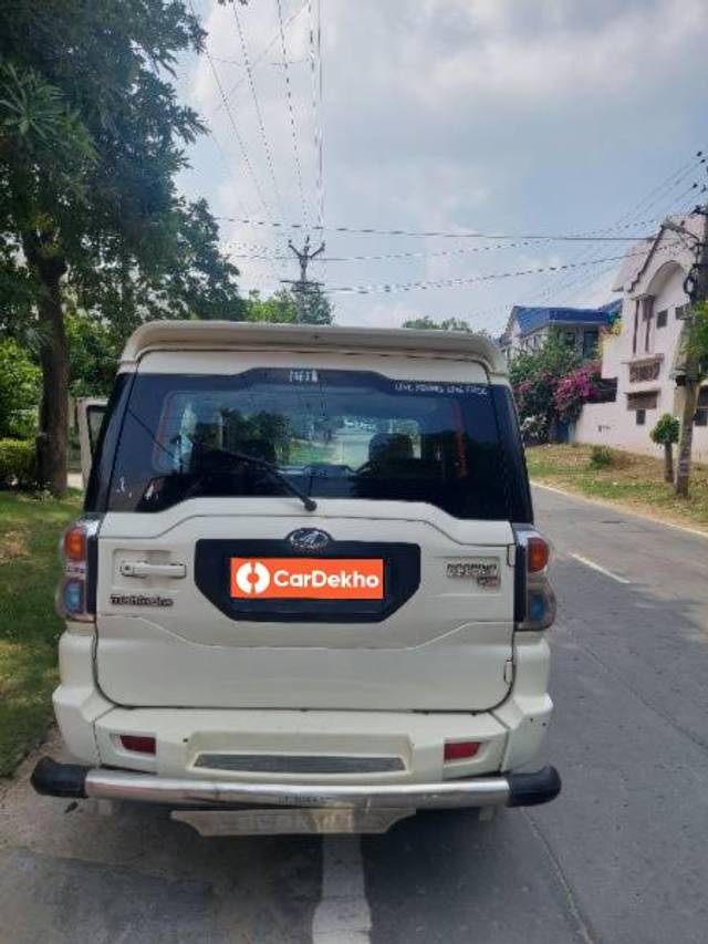 https://images10.gaadi.com/usedcar_image/3590602/original/processed_1cb98da8-48ea-4cfa-852c-f7effffff18b.jpg?imwidth=6402