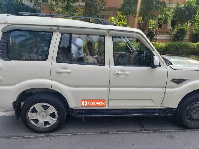 https://images10.gaadi.com/usedcar_image/3590602/original/processed_8240ad47-f340-486e-bab0-0e0ebf7172a2.jpg?imwidth=6401