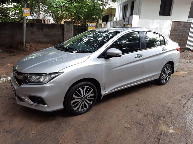 https://images10.gaadi.com/usedcar_image/3591229/original/processed_img2877571__used_car_2877571_1695706013.jpg?imwidth=6400
