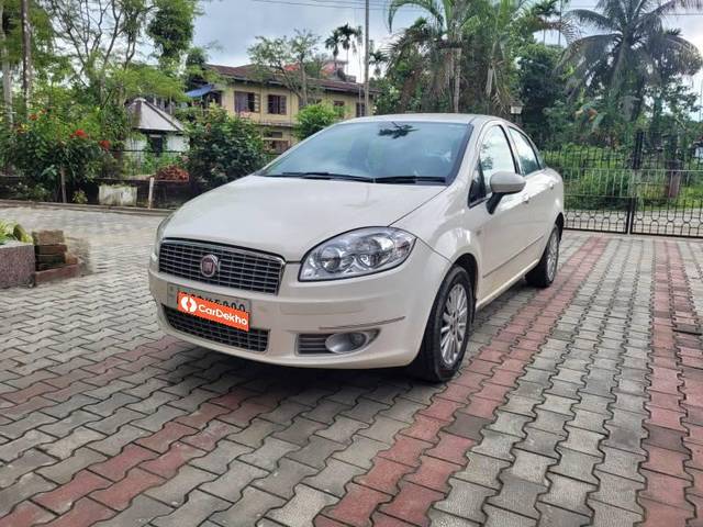 https://images10.gaadi.com/usedcar_image/3592422/original/processed_9221fb97-9451-47d7-99e1-a3fc61dd9598.jpg?imwidth=6400
