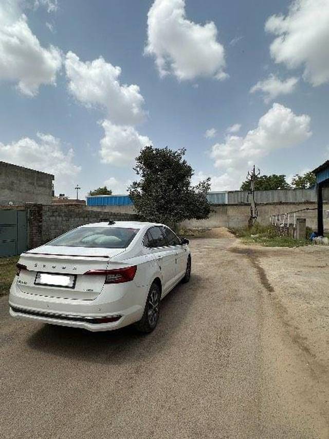 https://images10.gaadi.com/usedcar_image/3592904/original/processed_89c4b1bf-959c-4ef3-ae3a-24cd799cf54b.jpeg?imwidth=6402