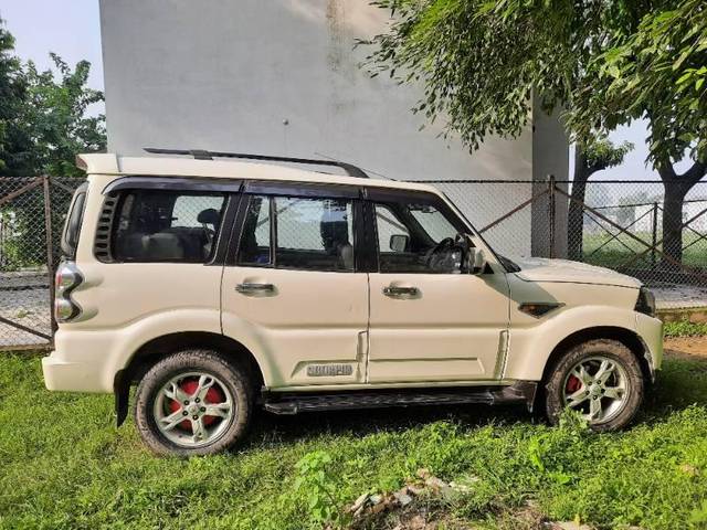 https://images10.gaadi.com/usedcar_image/3594392/original/processed_44119836-e73e-4a88-9bc8-eab4fd4d21cd.jpg?imwidth=6401