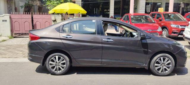 https://images10.gaadi.com/usedcar_image/3595432/original/processed_img2879747__used_car_2879747_1695894387.jpg?imwidth=6401