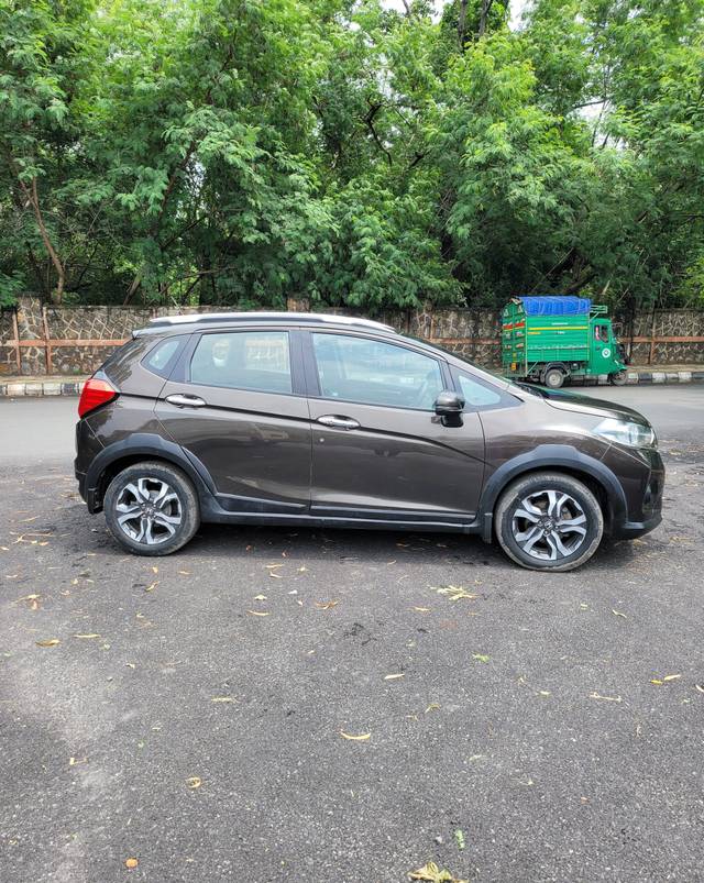 https://images10.gaadi.com/usedcar_image/3595455/original/img2879761__used_car_2879761_1695895061.jpg?imwidth=6401