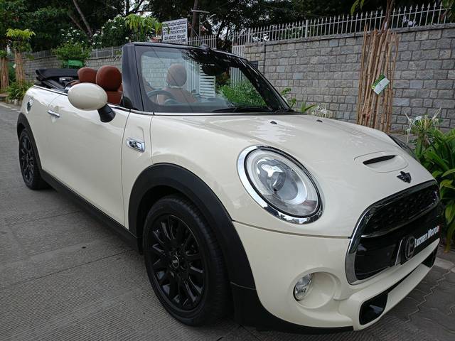https://images10.gaadi.com/usedcar_image/3595475/original/processed_img2879775__used_car_2879775_1695895491.jpg?imwidth=6400