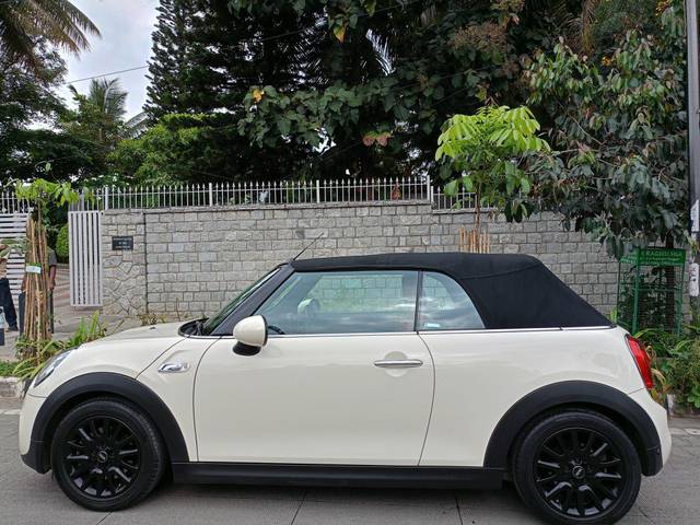 https://images10.gaadi.com/usedcar_image/3595475/original/processed_img2879775__used_car_2879775_1695895506.jpg?imwidth=6401