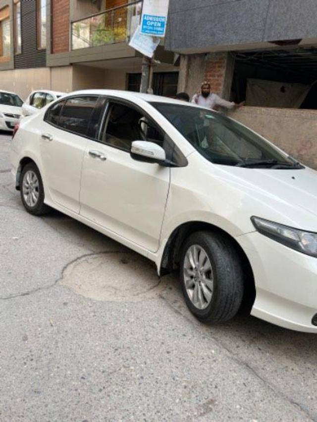 https://images10.gaadi.com/usedcar_image/3596015/original/processed_b9141507-8cbe-4214-a2a1-beda9c89d255.jpeg?imwidth=6400