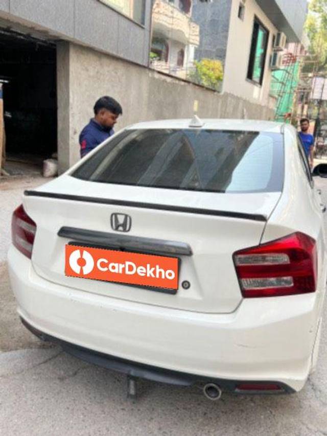 https://images10.gaadi.com/usedcar_image/3596015/original/processed_d0eaa638-05cf-4279-9baa-4dedf50c94d1.jpeg?imwidth=6401