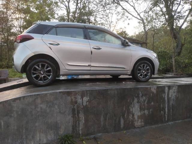 https://images10.gaadi.com/usedcar_image/3596814/original/processed_7fd29106-e996-4ccc-9b75-9959cbfc1f8c.jpg?imwidth=6402