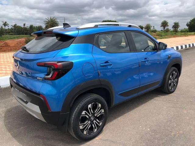https://images10.gaadi.com/usedcar_image/3596954/original/processed_68960242-0860-4fa4-a28b-27ccb56685c3.jpg?imwidth=6402
