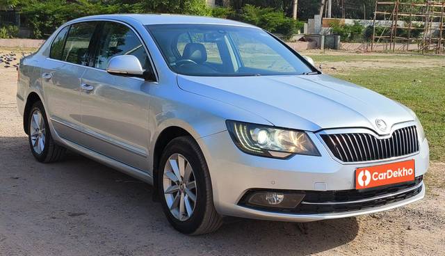 https://images10.gaadi.com/usedcar_image/3596982/original/processed_img2880557__used_car_2880557_1695972270.jpg?imwidth=6400