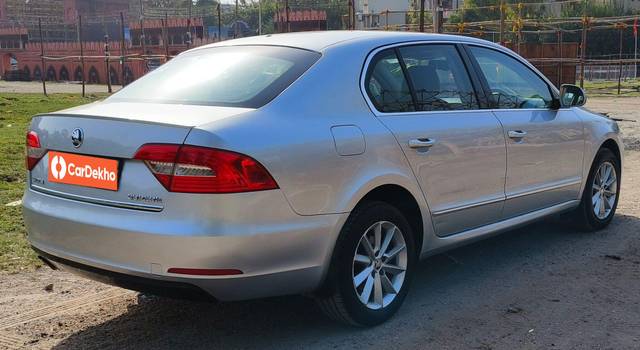 https://images10.gaadi.com/usedcar_image/3596982/original/processed_img2880557__used_car_2880557_1695972279.jpg?imwidth=6402